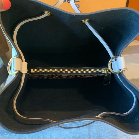 **SOLD**Louis Vuitton NeoNoe from the Wild at Heart Collection - Picture 4 of 5